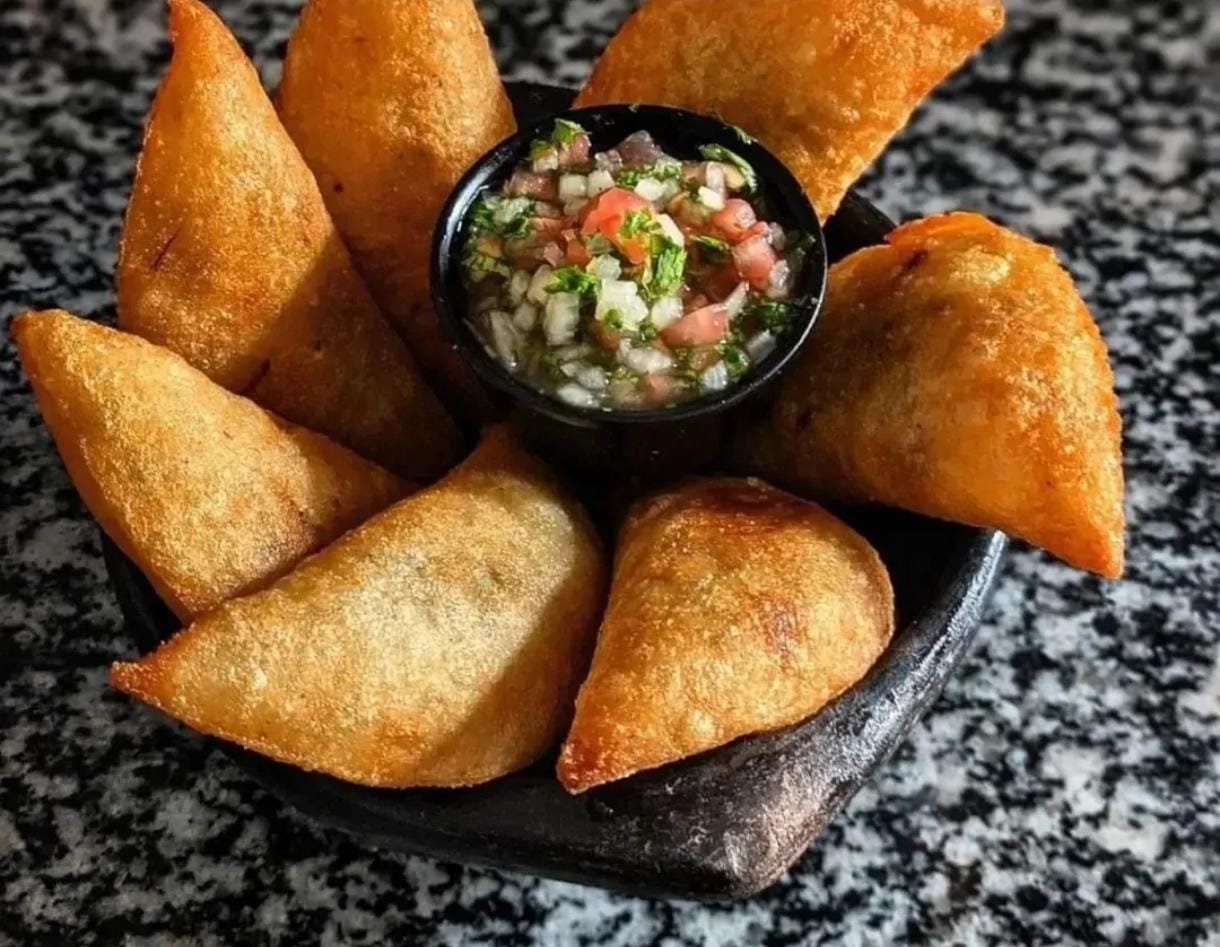 Empanadas de carne y pollo recién fritas con su pico de gallo
