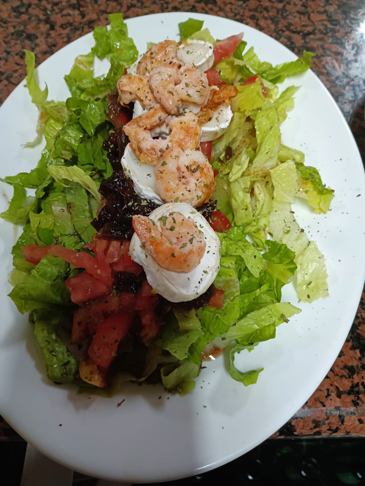 Ensalada Dany Melo con gambas, queso de cabra y cebolla caramelizada