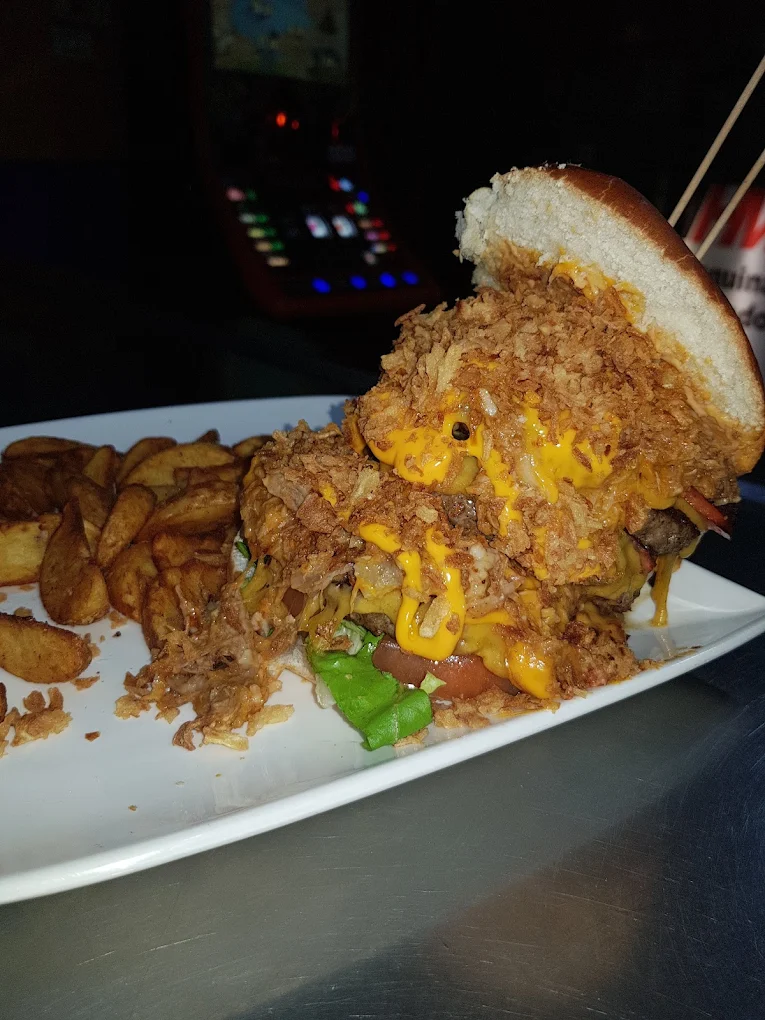 Hamburguesa doble con cebolla crujiente y cheddar