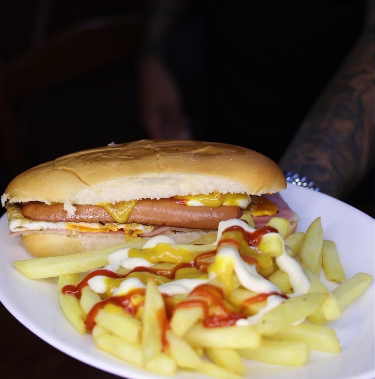 Perrito especial con salchicha, jamón, huevo y papas