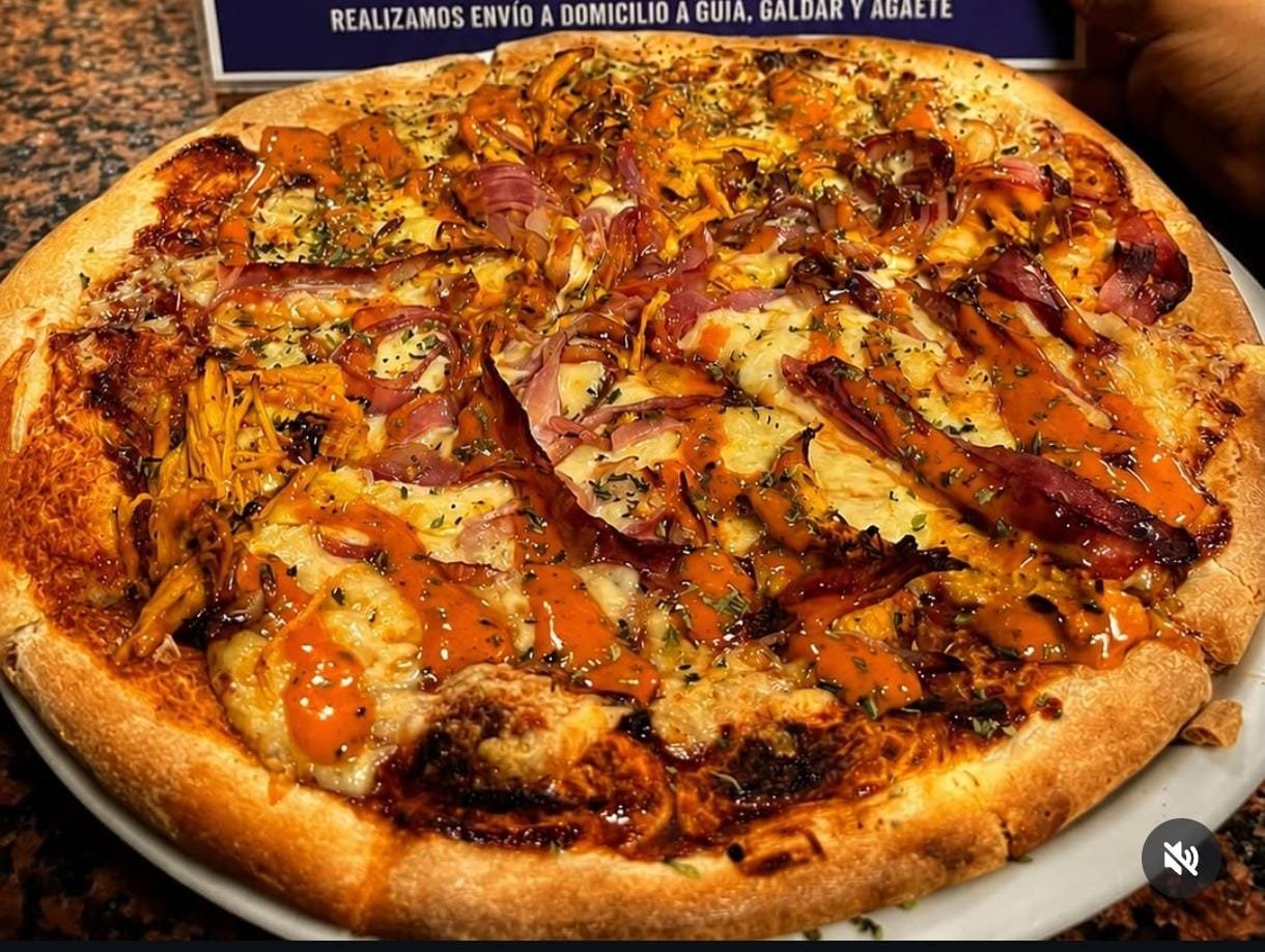 Pizza con bacon, pollo desmenuzado, cebolla morada y salsa barbacoa
