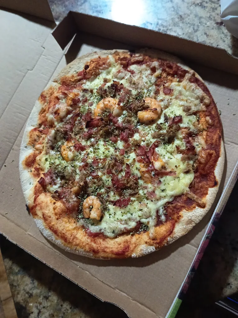 Pizza en su caja, lista para llevar