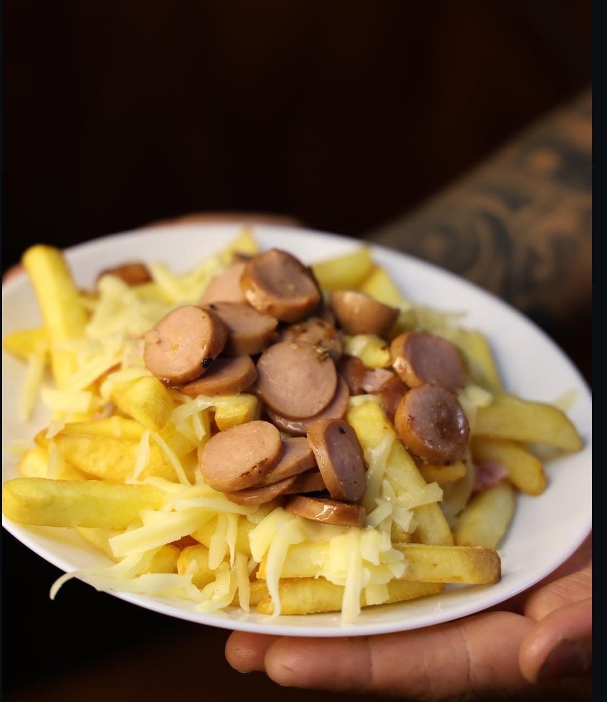 Salchipapas con salchicha, jamón y queso rallado